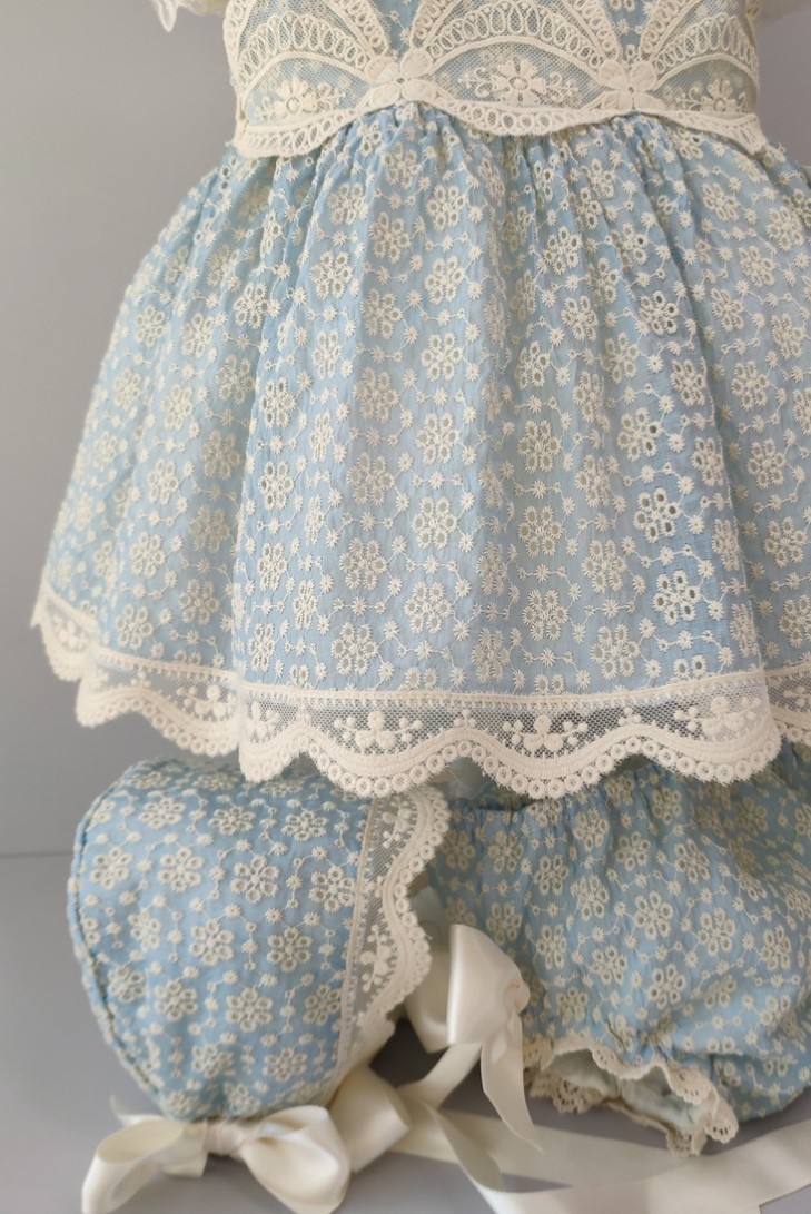 VESTIDO, BRAGA Y CAPOTA, CELESTE/BEIG.