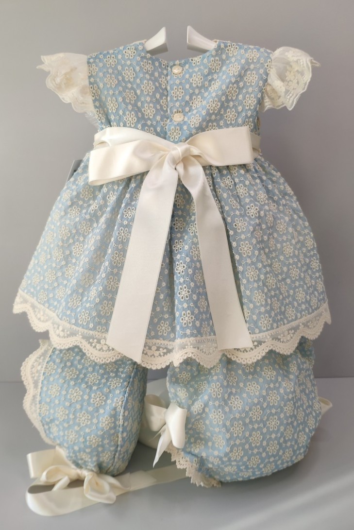 VESTIDO, BRAGA Y CAPOTA, CELESTE/BEIG.