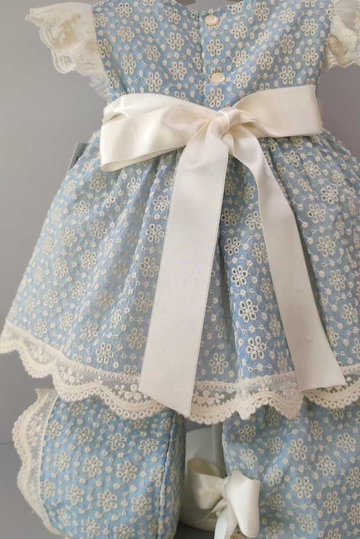 VESTIDO, BRAGA Y CAPOTA, CELESTE/BEIG.