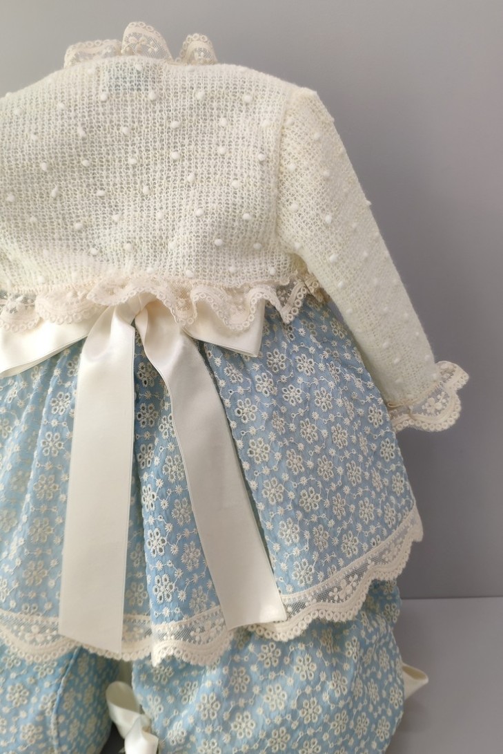 VESTIDO, BRAGA Y CAPOTA, CELESTE/BEIG.
