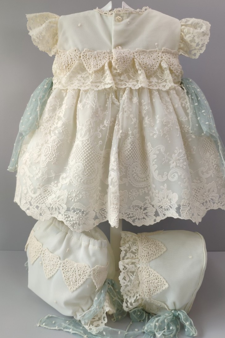 VESTIDO, BRAGUITA Y CAPOTA, VERDE AGUA.