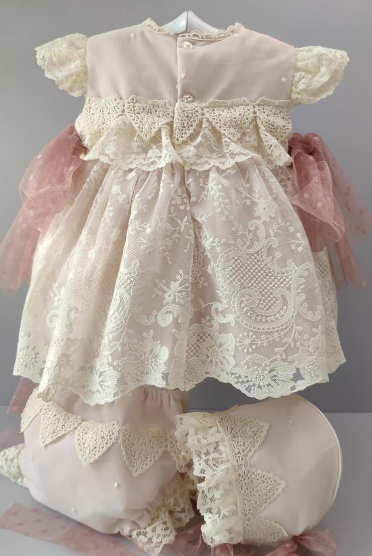 VESTIDO, BRAGUITA Y CAPOTA, ROSA EMPOLVADO.
