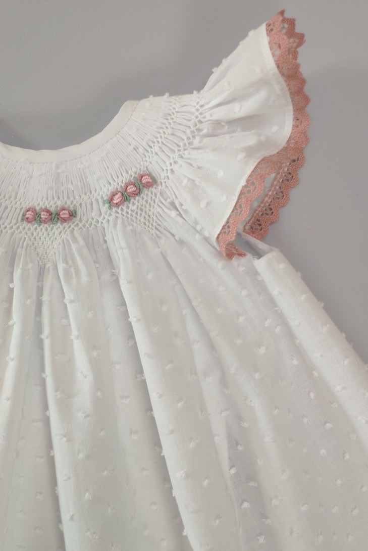 VESTIDO PLUMETI PUNTO SMOCK, BLANCO/ROSA EMPOLVADO. VERANO 24.