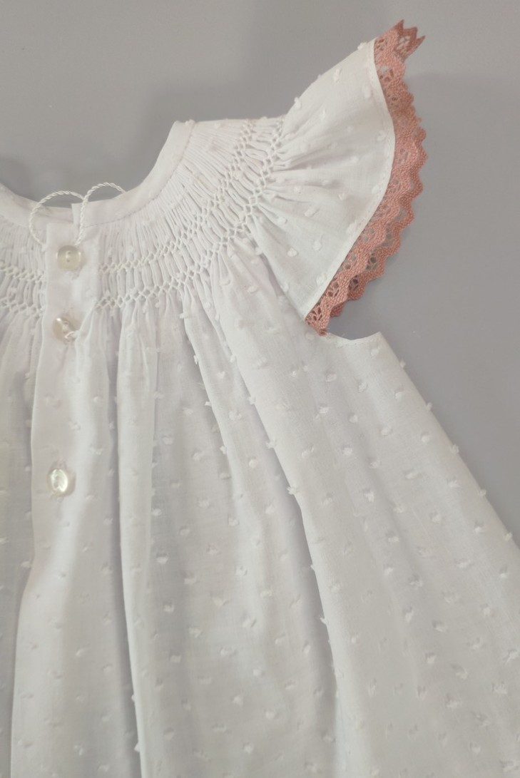 VESTIDO PLUMETI PUNTO SMOCK, BLANCO/ROSA EMPOLVADO. VERANO 24.