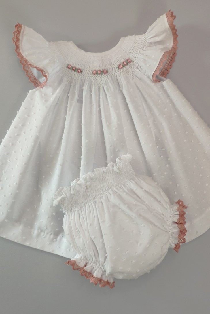 VESTIDO PLUMETI PUNTO SMOCK, BLANCO/ROSA EMPOLVADO. VERANO 24.