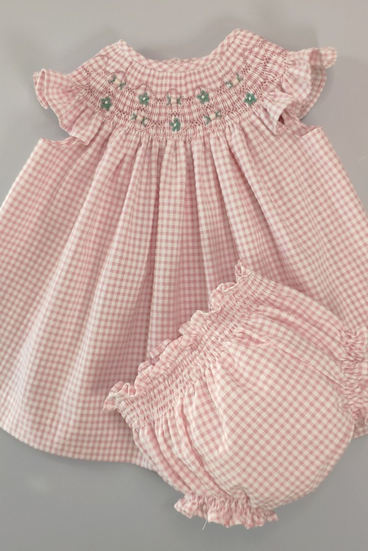 VESTIDO SEERSUCKER VICHY PUNTO SMOCK, ROSA. VERANO 24.