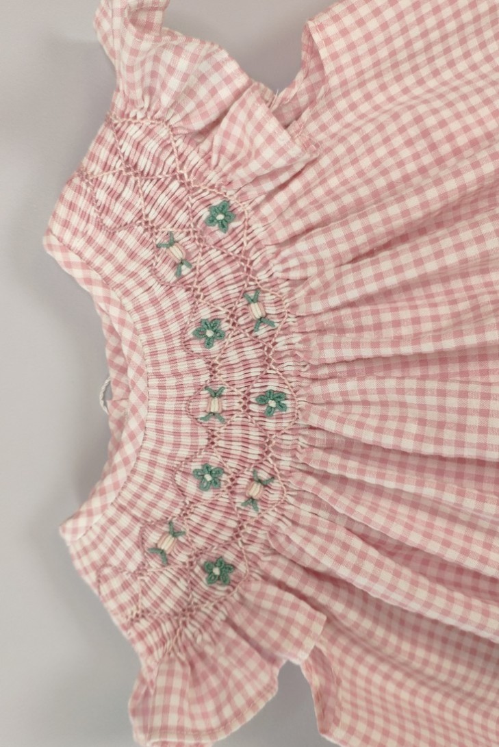 VESTIDO SEERSUCKER VICHY PUNTO SMOCK, ROSA. VERANO 24.