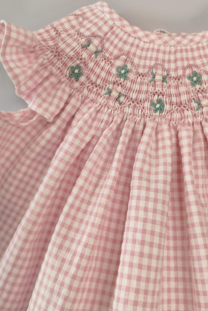 VESTIDO SEERSUCKER VICHY PUNTO SMOCK, ROSA. VERANO 24.