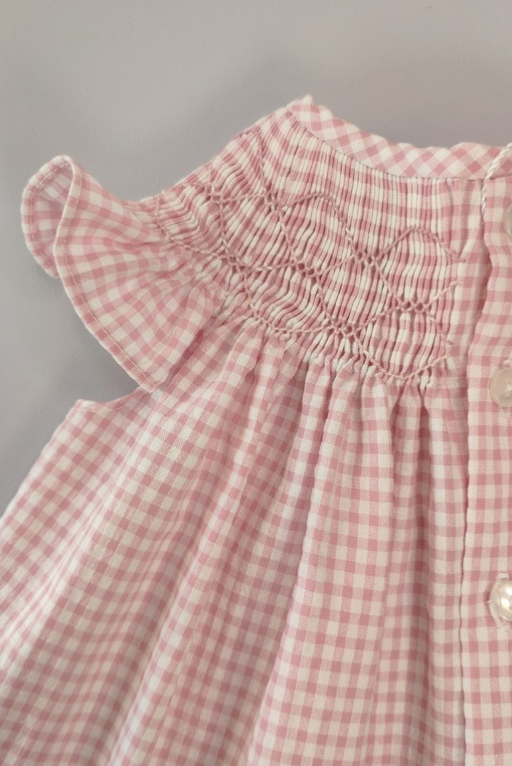 VESTIDO SEERSUCKER VICHY PUNTO SMOCK, ROSA. VERANO 24.