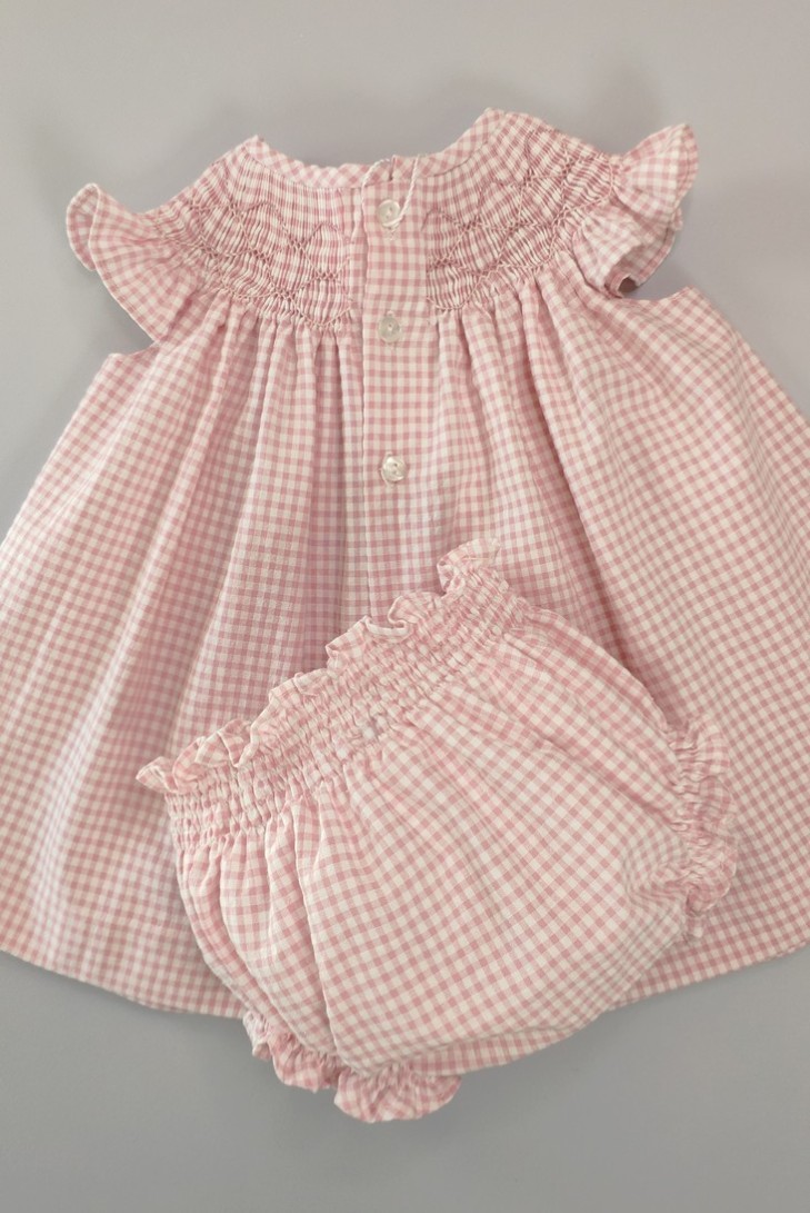 VESTIDO SEERSUCKER VICHY PUNTO SMOCK, ROSA. VERANO 24.
