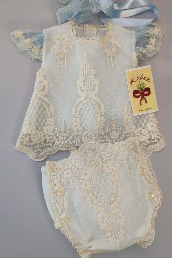 CONJUNTO BLUSA, CUBREPAÑAL Y CAPOTA.