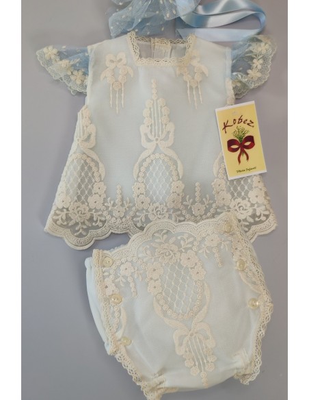 CONJUNTO BLUSA, CUBREPAÑAL Y CAPOTA.