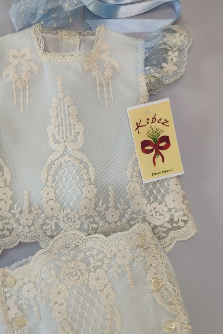 CONJUNTO BLUSA, CUBREPAÑAL Y CAPOTA.