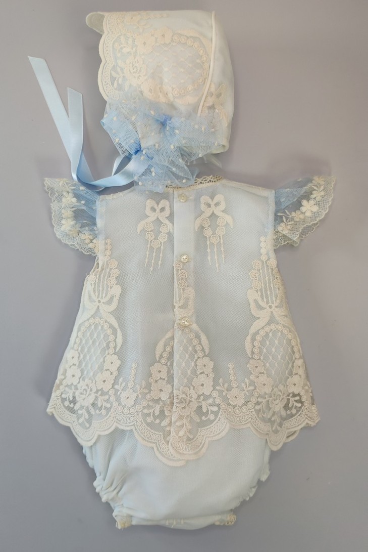 CONJUNTO BLUSA, CUBREPAÑAL Y CAPOTA.