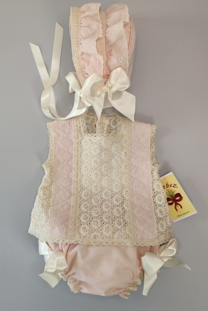 CONJUNTO BLUSA, BRAGUITA Y CAPOTA.
