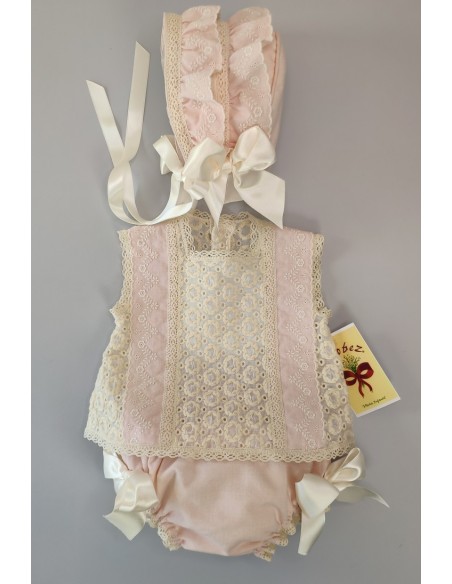 CONJUNTO BLUSA, BRAGUITA Y CAPOTA.