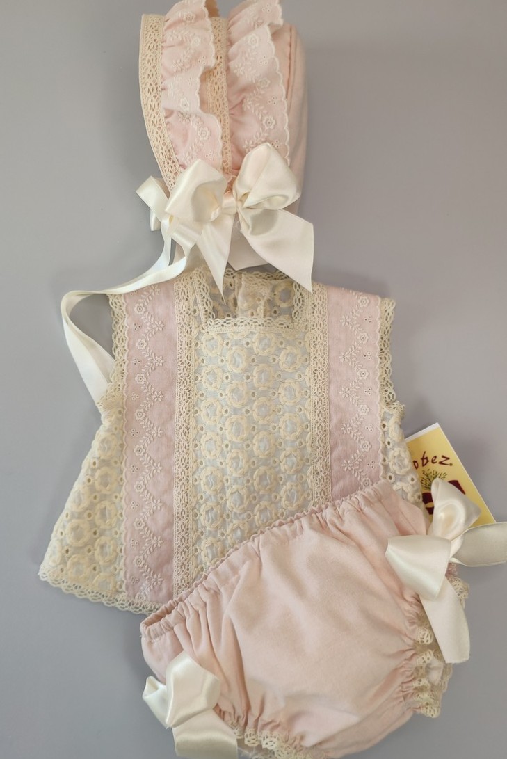 CONJUNTO BLUSA, BRAGUITA Y CAPOTA.