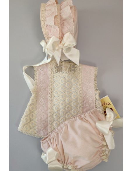 CONJUNTO BLUSA, BRAGUITA Y CAPOTA.