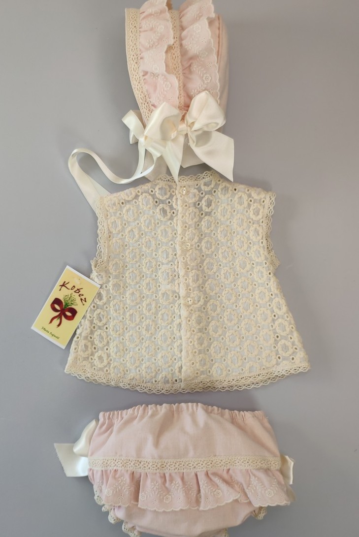CONJUNTO BLUSA, BRAGUITA Y CAPOTA.