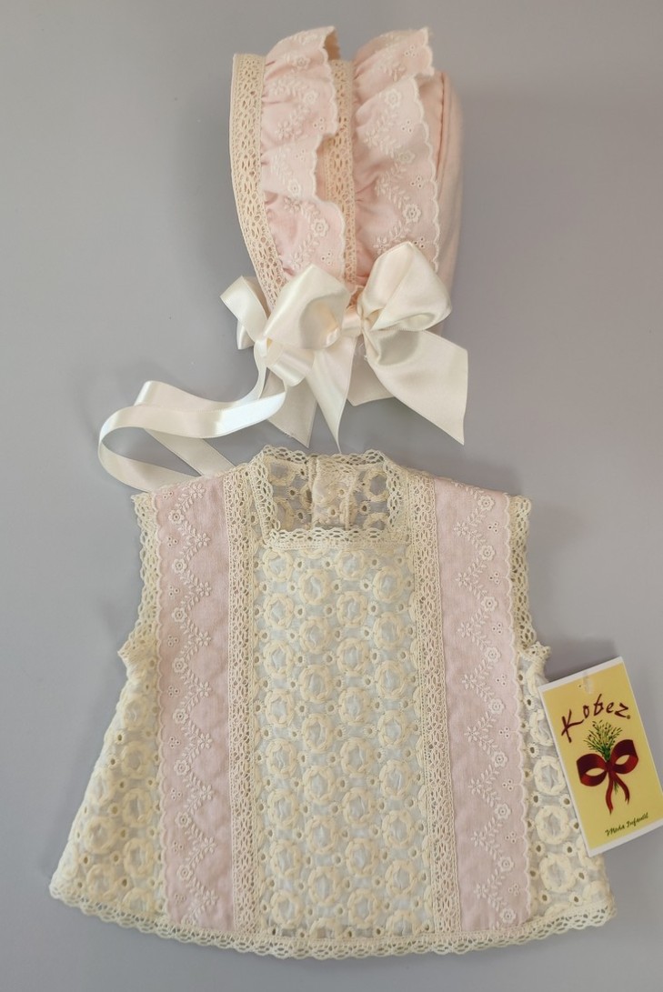 CONJUNTO BLUSA, BRAGUITA Y CAPOTA.