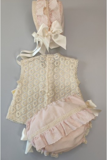 CONJUNTO BLUSA, BRAGUITA Y CAPOTA. 2