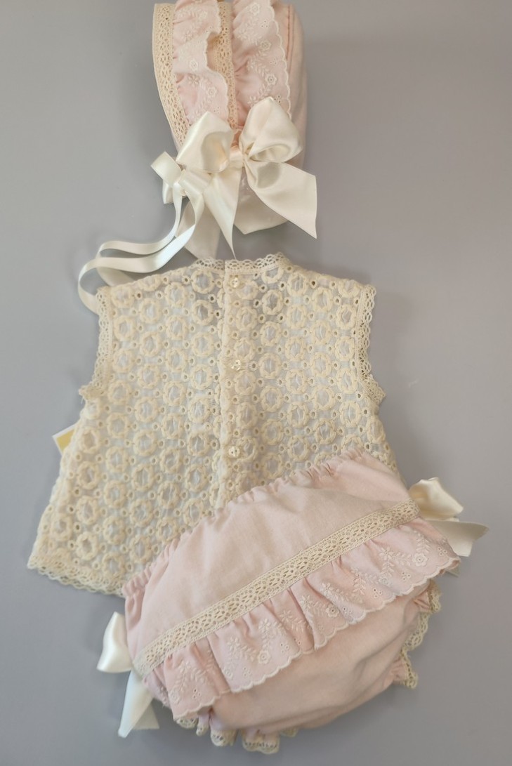 CONJUNTO BLUSA, BRAGUITA Y CAPOTA.