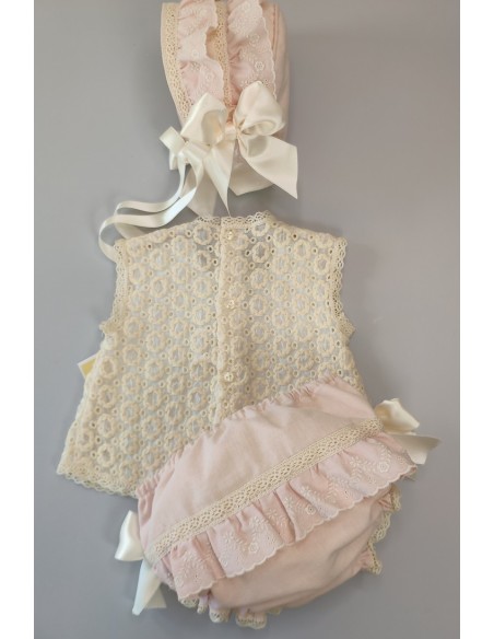 CONJUNTO BLUSA, BRAGUITA Y CAPOTA.