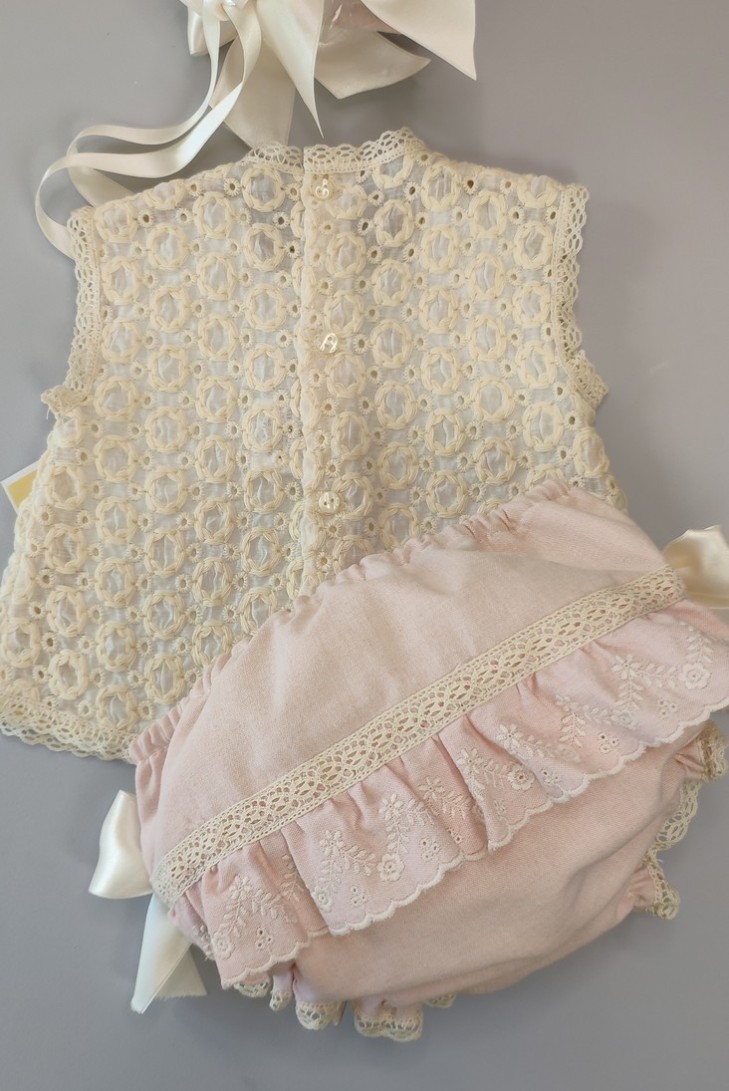 CONJUNTO BLUSA, BRAGUITA Y CAPOTA.
