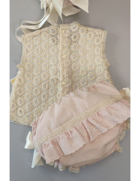 CONJUNTO BLUSA, BRAGUITA Y CAPOTA.