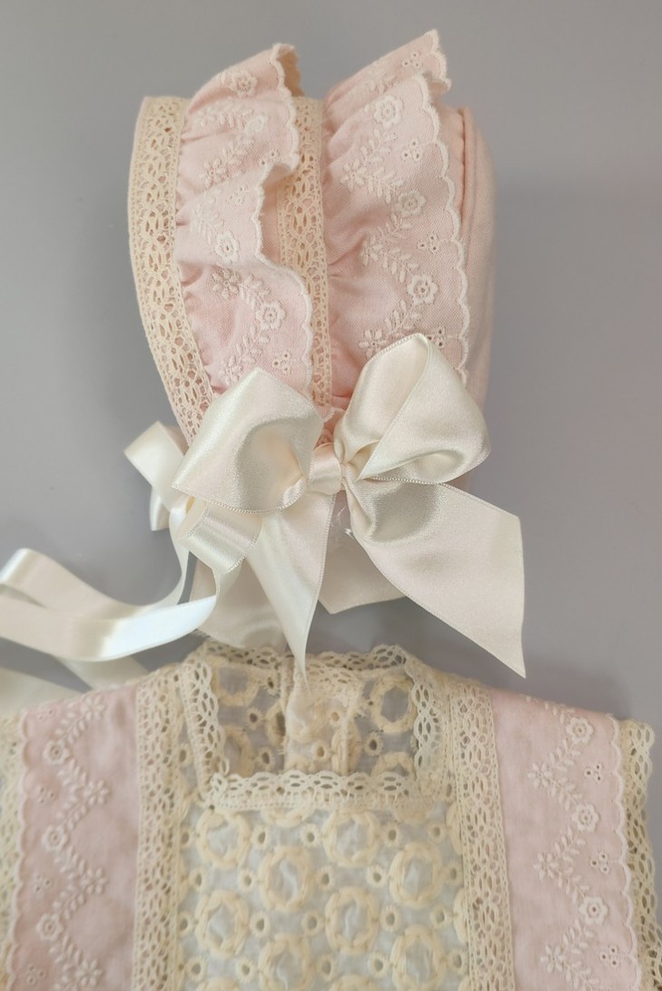CONJUNTO BLUSA, BRAGUITA Y CAPOTA.