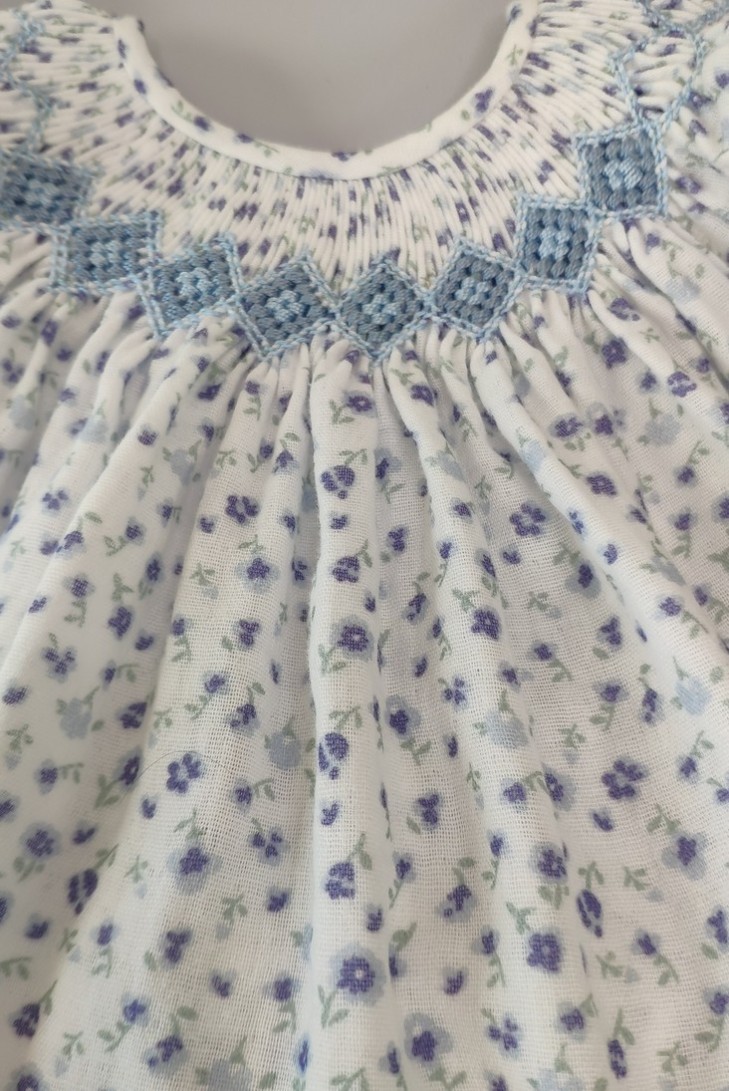 JESUSITO PUNTO SMOCK BÁMBULA "DAISY", FLORES AZUL. VERANO 24.