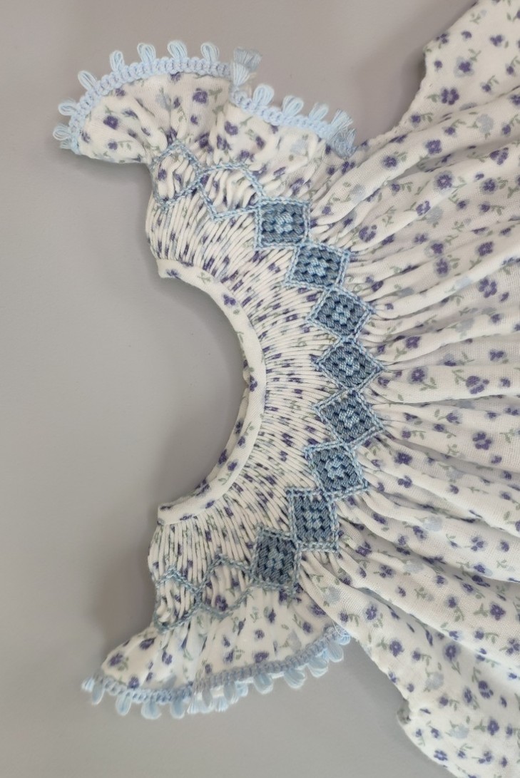 JESUSITO PUNTO SMOCK BÁMBULA "DAISY", FLORES AZUL. VERANO 24.
