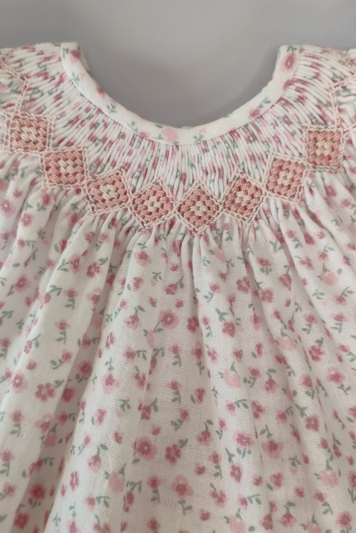 JESUSITO PUNTO SMOCK BÁMBULA "DAISY", FLORES ROSA. VERANO 24.