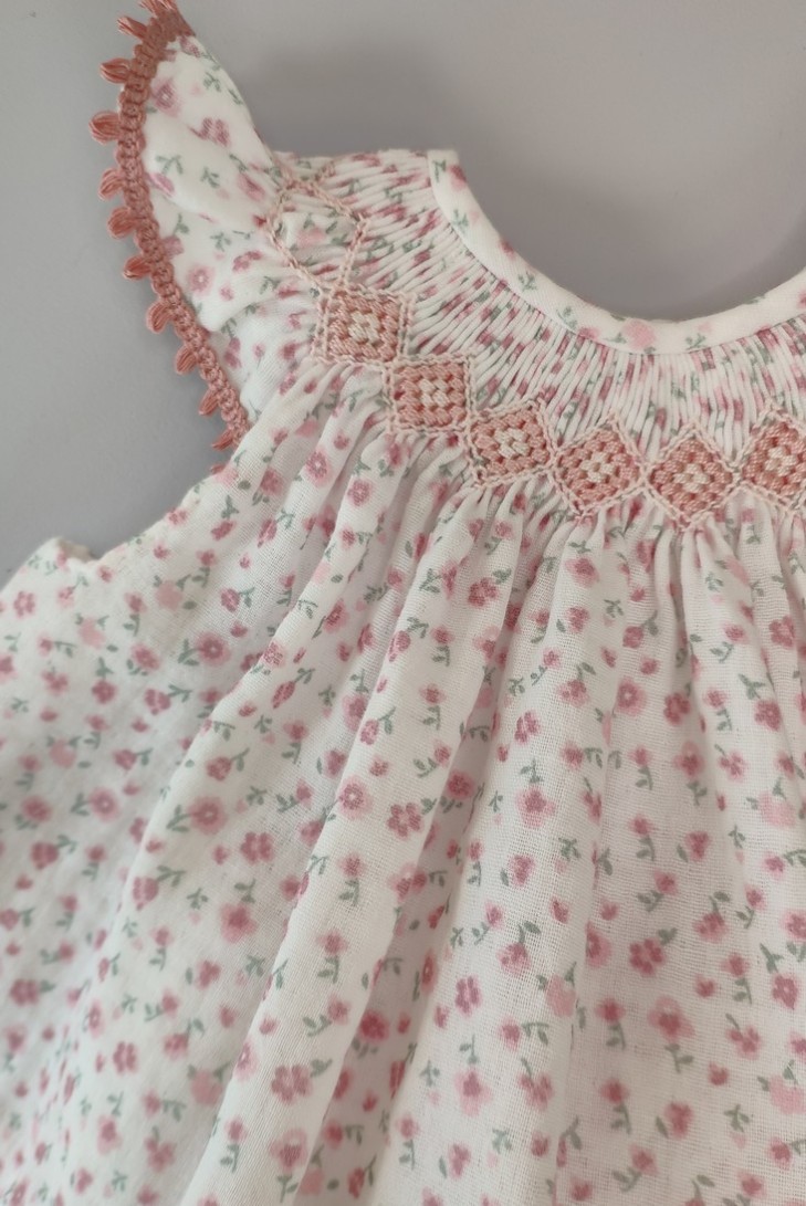 JESUSITO PUNTO SMOCK BÁMBULA "DAISY", FLORES ROSA. VERANO 24.
