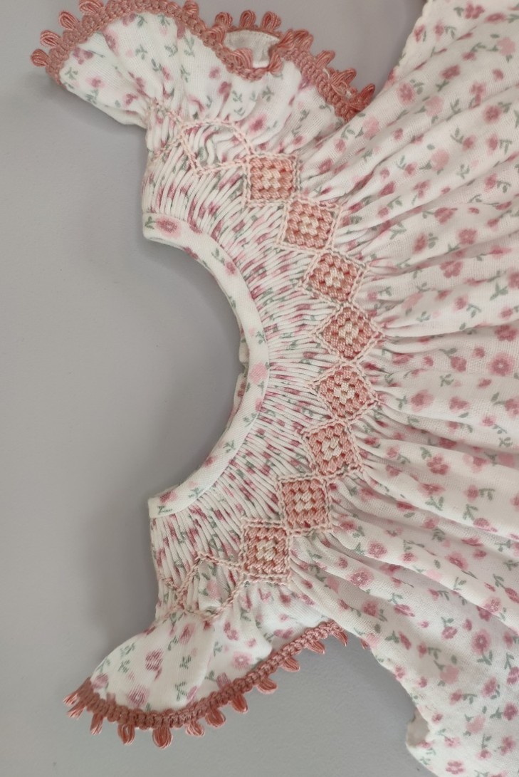 JESUSITO PUNTO SMOCK BÁMBULA "DAISY", FLORES ROSA. VERANO 24.