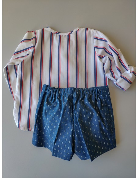 Conjunto niño formado por camisa estampado rayas y pantalón short en tela vaquera con decoración de anclas