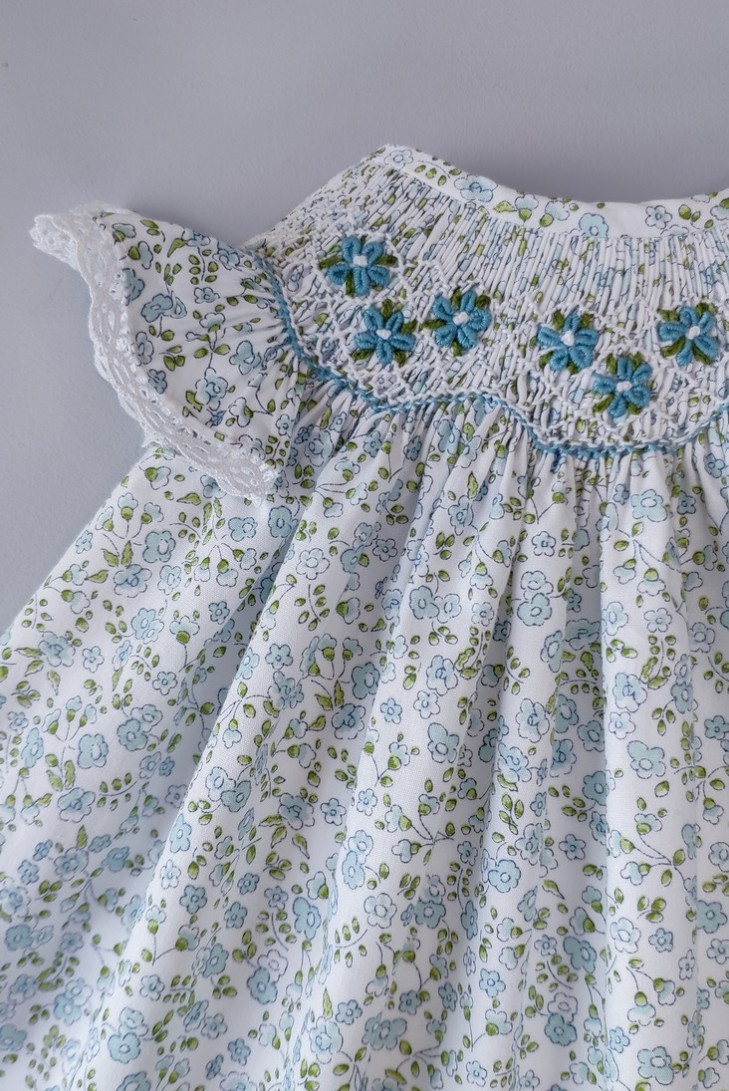 VESTIDO PUNTO SMOCK FLORES,AZUL. VERANO 24.