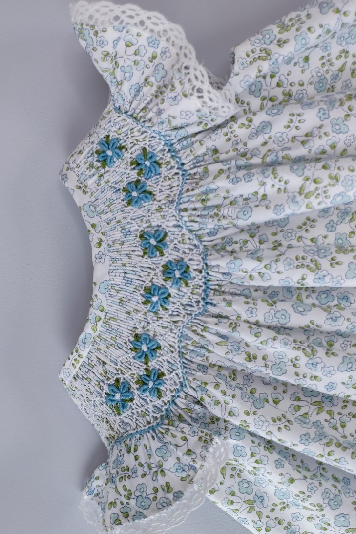 VESTIDO PUNTO SMOCK FLORES,AZUL. VERANO 24.