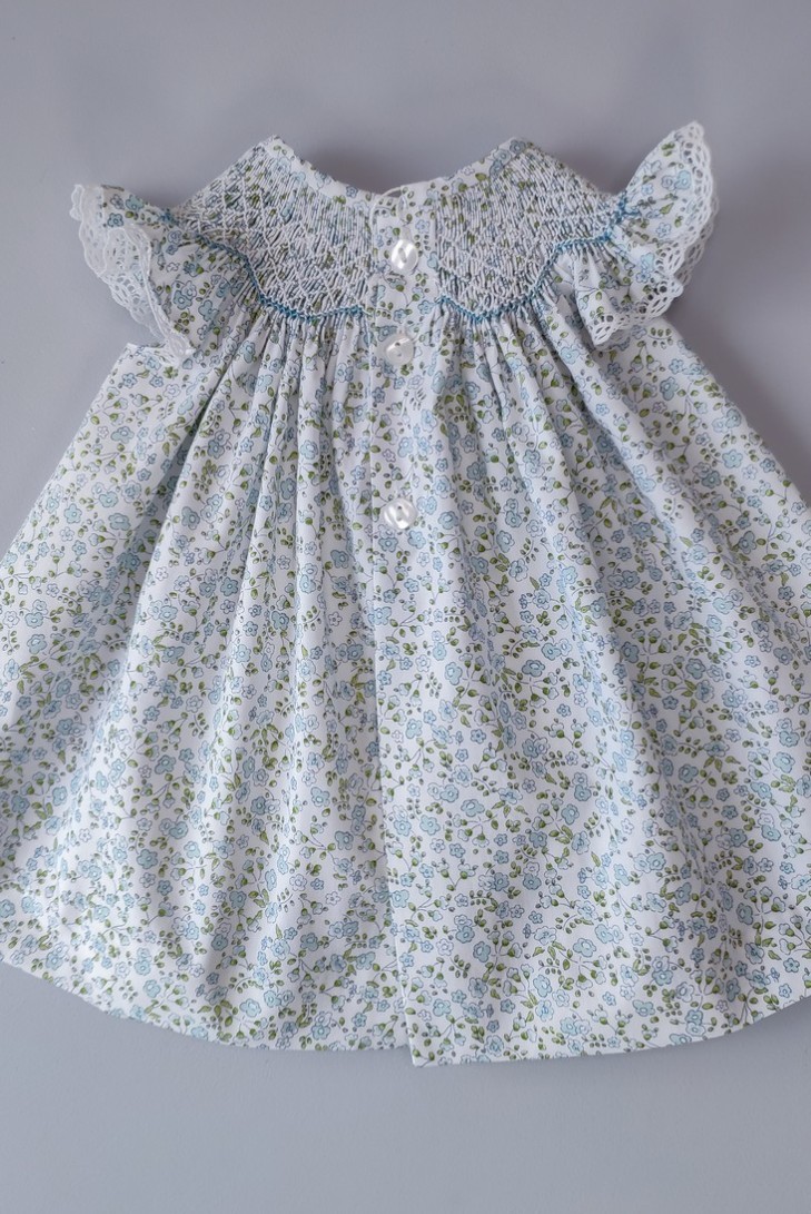 VESTIDO PUNTO SMOCK FLORES,AZUL. VERANO 24.