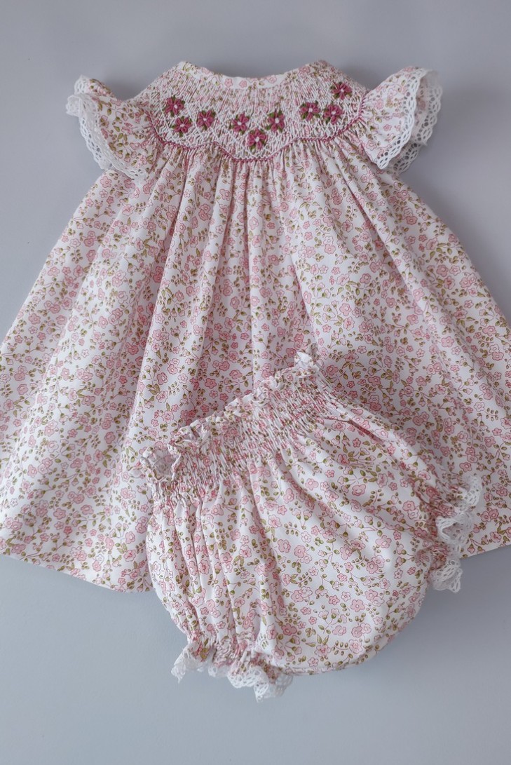 VESTIDO PUNTO SMOCK FLORES,ROSA. VERANO 24.