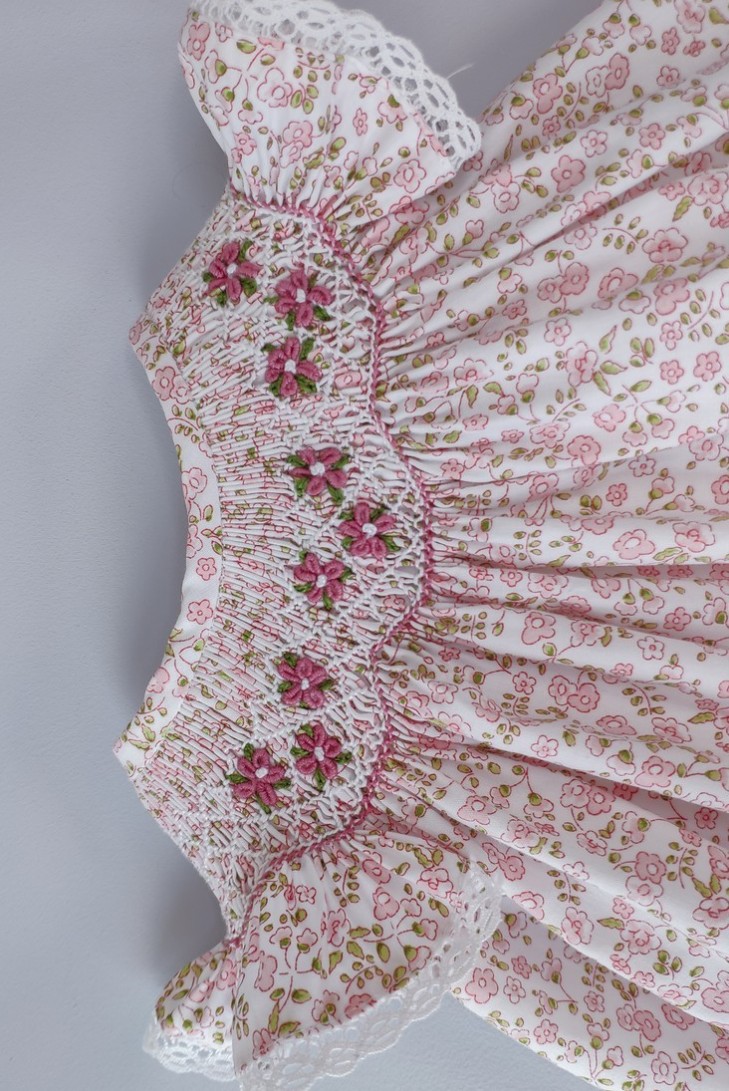 VESTIDO PUNTO SMOCK FLORES,ROSA. VERANO 24.