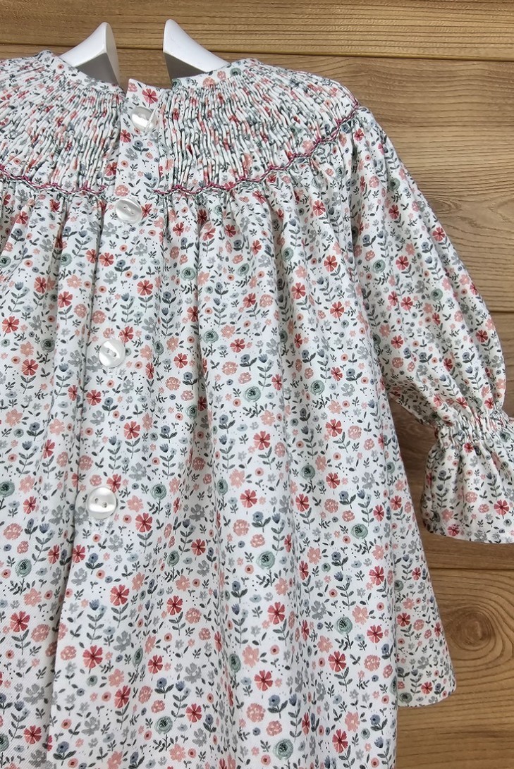VESTIDO PUNTO SMOCK LALI DE dBb IDEAS, ROSA. INVIERNO 24.