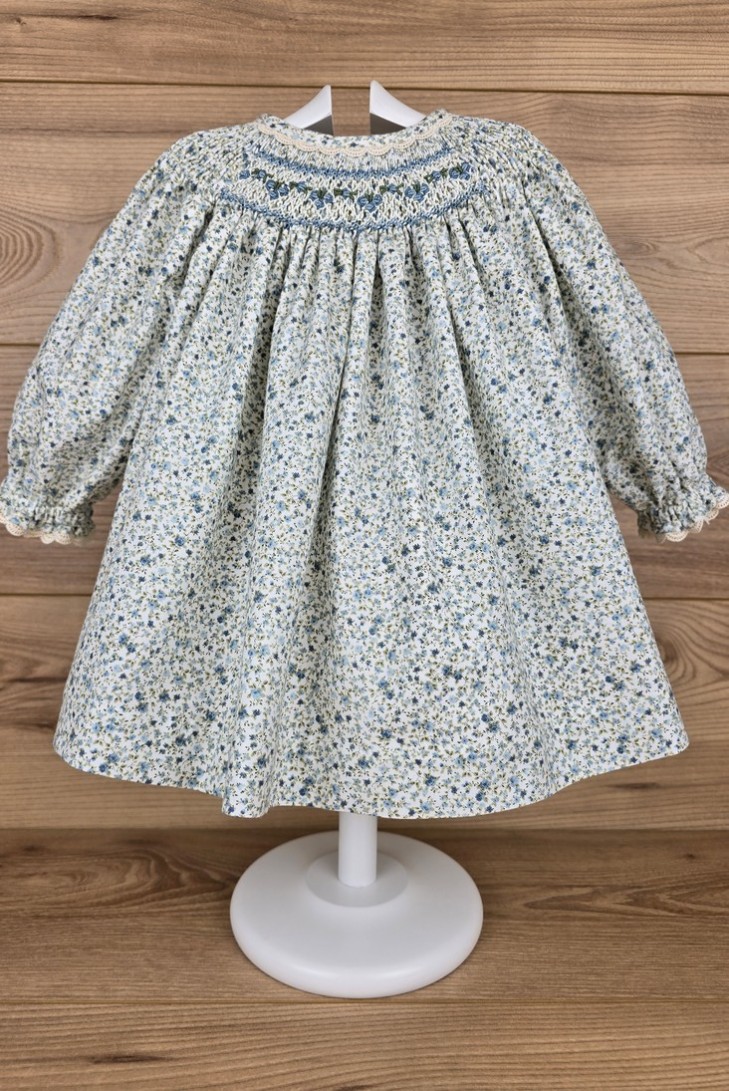 VESTIDO PUNTO SMOCK MOKI DE dBb IDEAS, AZUL. INVIERNO 24.