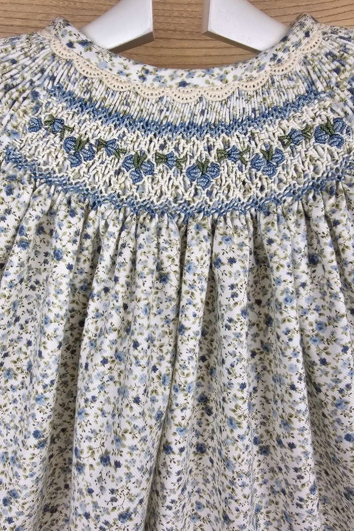 VESTIDO PUNTO SMOCK MOKI DE dBb IDEAS, AZUL. INVIERNO 24.