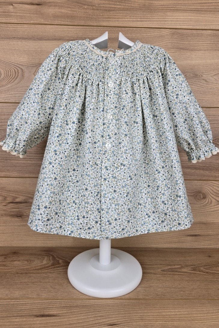 VESTIDO PUNTO SMOCK MOKI DE dBb IDEAS, AZUL. INVIERNO 24.