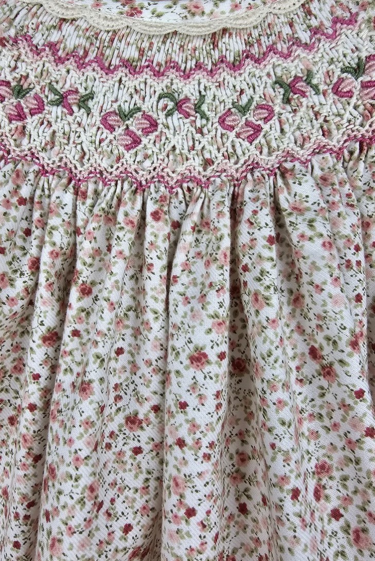 VESTIDO PUNTO SMOCK MOKI DE dBb IDEAS, ROSA. INVIERNO 24.