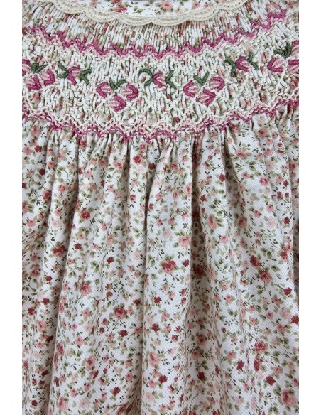 VESTIDO PUNTO SMOCK MOKI DE dBb IDEAS, ROSA. INVIERNO 24.