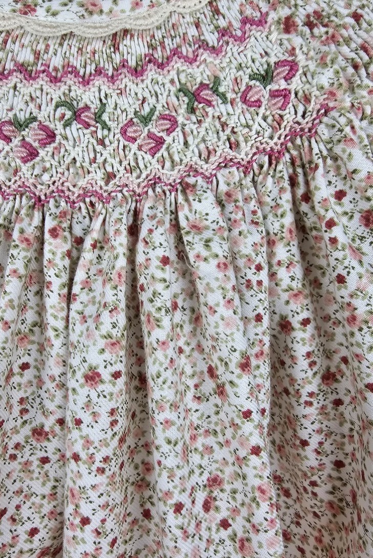 VESTIDO PUNTO SMOCK MOKI DE dBb IDEAS, ROSA. INVIERNO 24.