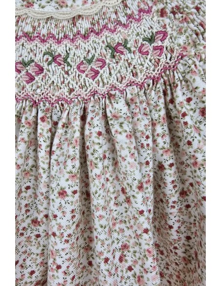 VESTIDO PUNTO SMOCK MOKI DE dBb IDEAS, ROSA. INVIERNO 24.