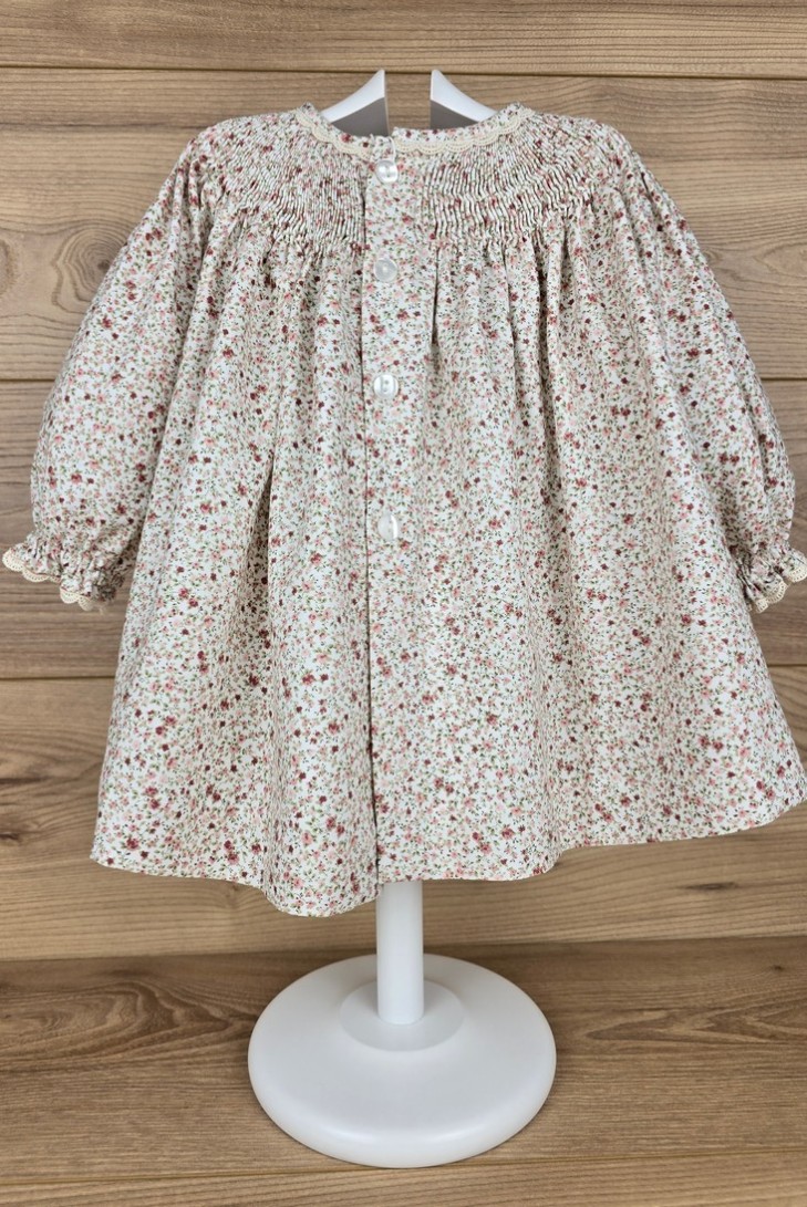 VESTIDO PUNTO SMOCK MOKI DE dBb IDEAS, ROSA. INVIERNO 24.